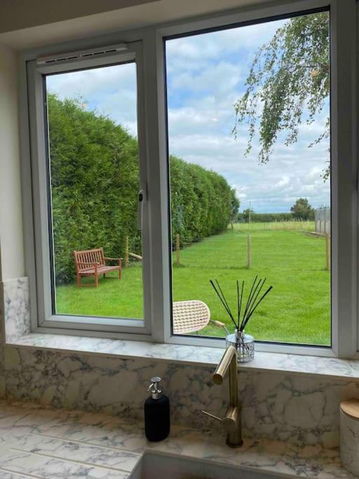 Larks Leaze Lodge, Steeple Ashton, Wiltshire Trowbridge Buitenkant foto
